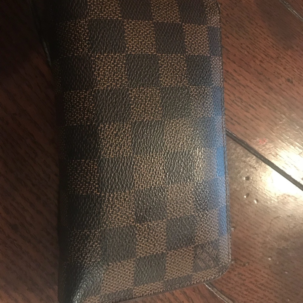 Authentic Louis Vuitton zippy compact wallet